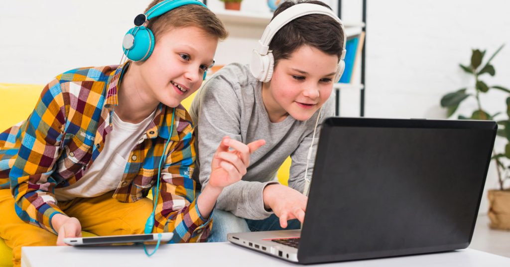Dos niños jugando y participando activamente en su clase de inglés