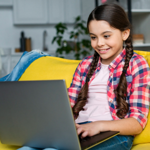Niña feliz en una clase de inglés en línea