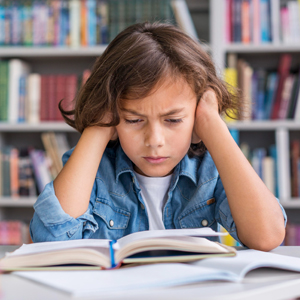 Niño estresado con libros de inglés